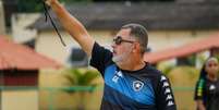 Gláucio Carvalho é o treinador do Botafogo (Foto: Talita Giudice/Botafogo)  Foto: Lance!
