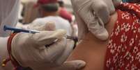 Os países com uma campanha de imunização mais adiantada, como Israel e Reino Unido, já registram redução nos casos graves e nas hospitalizações por covid-19  Foto: Getty Images / BBC News Brasil