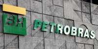 Logo da Petrobras na fachada do edifício-sede da companhia no Rio de Janeiro
REUTERS/Sergio Moraes/File Photo  Foto: Reuters