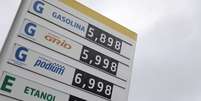 Placa com pre&ccedil;os de combust&iacute;veis em posto do Rio no m&ecirc;s passado
REUTERS/Ricardo Moraes  Foto: Reuters