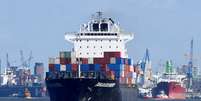 Navio de contêineres deixa porto de Hamburgo, Alemanha. REUTERS/Fabian Bimmer  Foto: Reuters