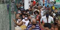 Fila de pessoas à espera de vacina da Covid-19 em Duque de Caxias
05/03/2021
REUTERS/Pilar Olivares  Foto: Reuters