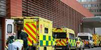 Profissionais de saúde transportam paciente com Covid-19 em hospital em Londres
26/01/2021 REUTERS/Hannah McKay  Foto: Reuters