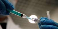 Profissional de saúde prepara seringa com vacina contra covid-19
REUTERS/Anton Vaganov  Foto: Reuters