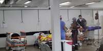 Pacientes acometidos pela Covid-19 em área improvisada em hospital em Brasília. 08/03/2021. REUTERS/Ueslei Marcelino. 

  Foto: Reuters