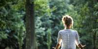 Meditar é controlar o fluxo dos pensamentos  Foto: Marcin Wiklik / iStock