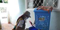 Agentes buscam focos do mosquito da dengue  Foto: Acácio Pinheiro / Latin America News Agency / Reuters