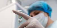 Profissional da saúde prepara vacina AstraZeneca-Oxford para aplicação em hospital de Kyiv, Ucrânia
05/03/2021
REUTERS/Valentyn Ogirenko  Foto: Reuters