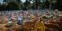 Funcionário de cemitério em Manaus
31/12/2020
REUTERS/Bruno Kelly  Foto: Reuters
