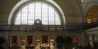 Pessoas caminham pela Union Station em Washington  Foto: Jonathan Ernst  / Reuters