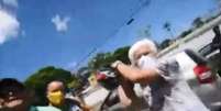 Manifestante usa capacete para agredir repórter fotográfico em Belo Horizonte  Foto: Reprodução/Twitter
