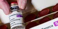 Recipiente com doses de vacina da AstraZeneca
16/03/2021
REUTERS/Hannibal Hanschke  Foto: Reuters