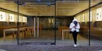 Loja vazia da Apple durante lockdown em Frankfurt.  REUTERS/Kai Pfaffenbach/File Photo  Foto: Reuters