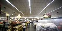 Consumidores fazem compras em supermercado em meio a restrições de combate à covid-19
09/03/2021
REUTERS/Diego Vara  Foto: Reuters