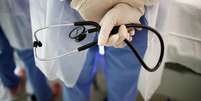 M&eacute;dico segura estetosc&oacute;pio numa UTI. 30/10/2020. REUTERS/Benoit Tessier  Foto: Reuters