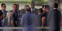 Presidente Jair Bolsonaro conversa com apoiadores na entrada do Palácio da Alvorada
17/03/2021
REUTERS/Ueslei Marcelino  Foto: Reuters