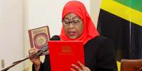 Nova presidente da Tanzânia, Samia Suluhu Hassan, toma posse em Dar es Salaam
19/03/2021
REUTERS/Stringer  Foto: Reuters