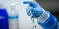 Profissional de saúde prepara vacina da Pfizer para aplicação em centro de vacinação em Montreal
15/03/2021 REUTERS/Andrej Ivanov  Foto: Reuters