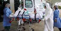 Em janeiro, quando Manaus sofreu uma forte onda de covid-19, faltou oxigênio nos hospitais e pacientes tiveram que ser transferidos para outros Estados. Demora na intubação é um dos motivos da alta mortalidade no país  Foto: REUTERS/Bruno Kelly / BBC News Brasil