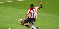 Inaki Williams do Athletic Club e Anaitz Arbilla do SD Eibar durante a partida de La Liga entre o Athletic Club e o SD EIbar, disputada no San Mames Stadium em 20 de março de 2021 em Bilbao, Espanha.  Foto: Reuters