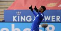 Kelechi Iheanacho, do Leicester City, comemora o gol do primeiro gol  Foto: Oli Scarff / Reuters