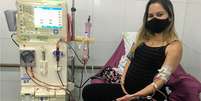 Gabriella, quando estava gr&aacute;vida, durante sess&atilde;o de hemodi&aacute;lise: 'tudo que eu consegui conquistar de bom na minha vida eu devo &agrave; hemodi&aacute;lise'  Foto: Arquivo pessoal/BBC News Brasil / BBC News Brasil
