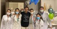 Geraldo Luís recebeu alta neste sábado, 20, e comemorou com a equipe médica  Foto: Instagram/ @geraldobalanca / Estadão