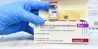 Profissional de saúde mostra caixas e frasco da vacina contra Covid-19 da AstraZeneca em Turim
19/03/2021 REUTERS/Massimo Pinca  Foto: Reuters