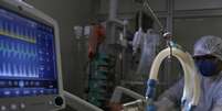 Profissional de saúde cuida de paciente com Covid-19 no Hospital São Paulo
17/03/2021 REUTERS/Amanda Perobelli  Foto: Reuters