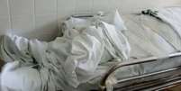 Imagem de corpo em corredor no Hospital de Ceilândia  Foto: Reprodução / Estadão