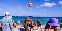 O sul da Flórida está cheio de turistas que foram passar as férias de primavera  Foto: Reuters / BBC News Brasil