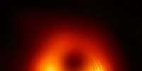Foto do campo magn&eacute;tico do buraco negro da gal&aacute;xia M87  Foto: Twitter/@ehtelescope / Ansa - Brasil