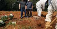 Enterro de vítima da Covid-19 no cemitério da Vila Formosa, em São Paulo (SP) 
23/03/2021
REUTERS/Amanda Perobelli  Foto: Reuters