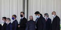 Bolsonaro e outras autoridades caminham do lado de fora do Palácio da Alvorada após reunião
24/03/2021
REUTERS/Ueslei Marcelino  Foto: Reuters