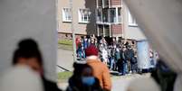 Passageiros que chegaram da Polônia aguardam por teste de coronavírus na fronteira com a Alemanha.
22/03/2021 REUTERS/Hannibal Hanschke  Foto: Reuters
