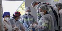 Médico e equipe de saúde em atendimento a paciente com Covid-19 em hospital de São Bernardo do Campo
24/03/2021
REUTERS/Amanda Perobelli  Foto: Reuters