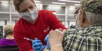 Vacinação de idosos  Foto: Stephen Zenner / SOPA Images / Reuters