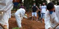 Mulher que morreu de Covid-19 é sepultada no cemitério de Vila Formosa, em São Paulo
23/03/2021
REUTERS/Amanda Perobelli  Foto: Reuters