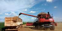 Colheita de soja em uma fazenda em Campo Verde, no Mato Grosso
REUTERS/Gustavo Bonato  Foto: Reuters