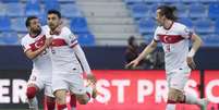 Ozan Tufan marcou duas vezes na vitória da Turquia (Foto: JORGE GUERRERO / AFP)  Foto: Lance!