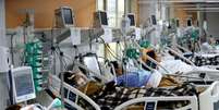 Pacientes  em sala de emergência de hospital em Porto Alegre superlotada por causa de pandemia de Covid-19
11/03/2021 REUTERS/Diego Vara  Foto: Reuters