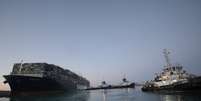 Uma imagem mostra o navio porta-contêineres Ever Given, um dos maiores porta-contêineres do mundo, depois de parcialmente reflutuado, no Canal de Suez
29/03/2021
Suez Canal Authority/Handout via REUTERS  Foto: Reuters