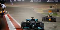 Lewis Hamilton e a Mercedes surpreenderam os dominantes Verstappen e Red Bull no GP do Bahrein.  Foto: Mercedes-AMG / Twitter