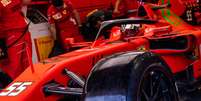 Carlos Sainz acelera nesta manhã no Bahrein com os protótipos dos pneus de 18″ da Pirelli para 2022   Foto: Pirelli / Grande Prêmio