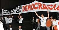 Jogadores do Corinthians se manifestam pelo fim da ditadura em uma das manifestações da 'Democracia Corintiana'  Foto: Twitter / Corinthians / Estadão