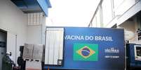 Funcion&aacute;rios carregam caminh&atilde;o com doses da vacina contra Covid-19 CoronaVac na sede do Instituto Butantan
15/03/2021 REUTERS/Carla Carniel  Foto: Reuters