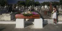 Mulher acompanha enterro da mãe, que morreu de Covid-19, em cemitério do Rio de Janeiro
31/03/2021
REUTERS/Pilar Olivares  Foto: Reuters
