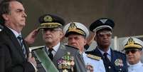 Jair Bolsonaro posa ao lado dos militares  Foto: Marcos Correa/PR
