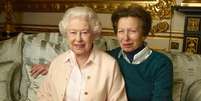 A rainha Elizabeth e a princesa Anne: mãe e filha são bastante apegadas às tradições seculares da monarquia  Foto: Divulgação/Família Real do Reino Unido