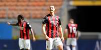 Ibrahimovic orienta companheiros durante partida do Milan  Foto: Daniele Mascolo / Reuters